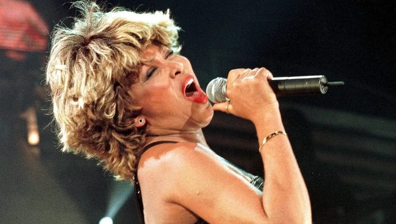 Tina Turner, a aclamada cantora conhecida como a ‘Rainha do Rock and Roll’, falece aos 83 anos