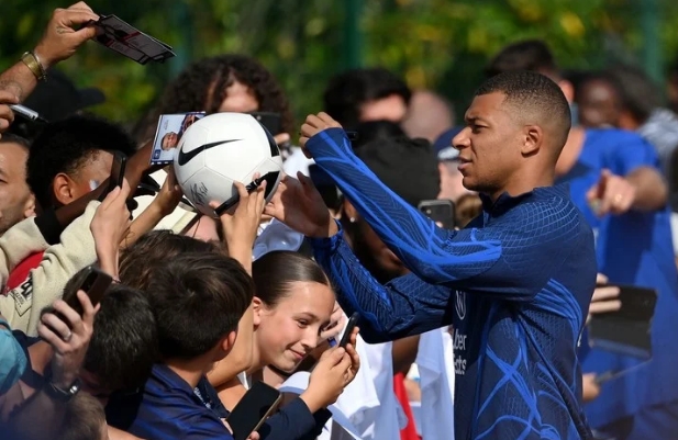 Mbappé permanece no PSG ou está de saída em breve?