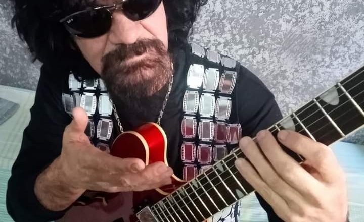 Raul Seixas cover faz show gratuito na zona oeste de São Paulo