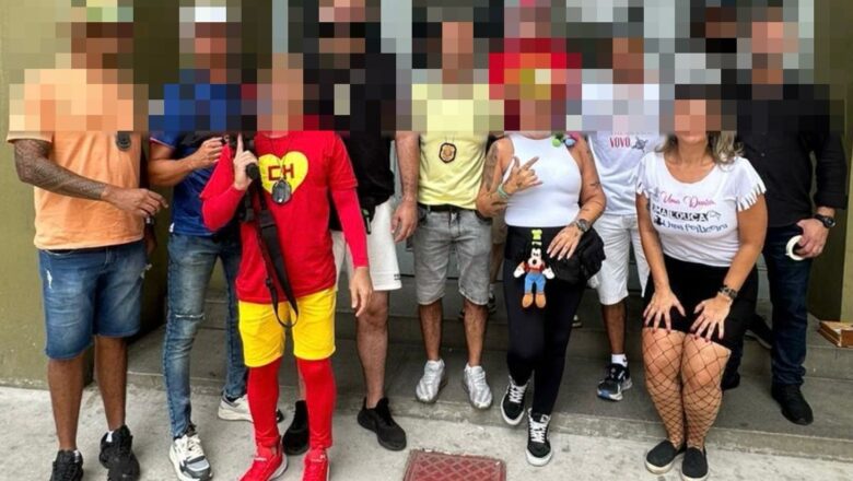 Celulares recuperados, emoção e aplausos: policiais fantasiados tornam Carnaval mais seguro