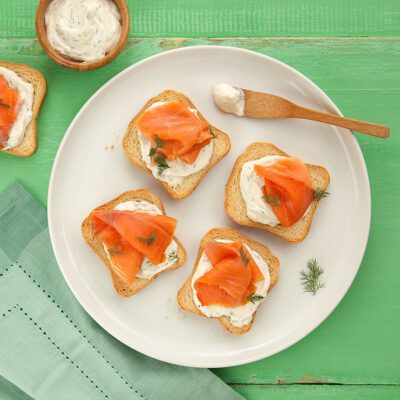 Torrada com Salmão Defumado e Creme Azedo com Dill