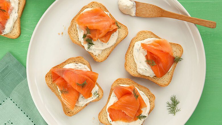 Torrada com Salmão Defumado e Creme Azedo com Dill