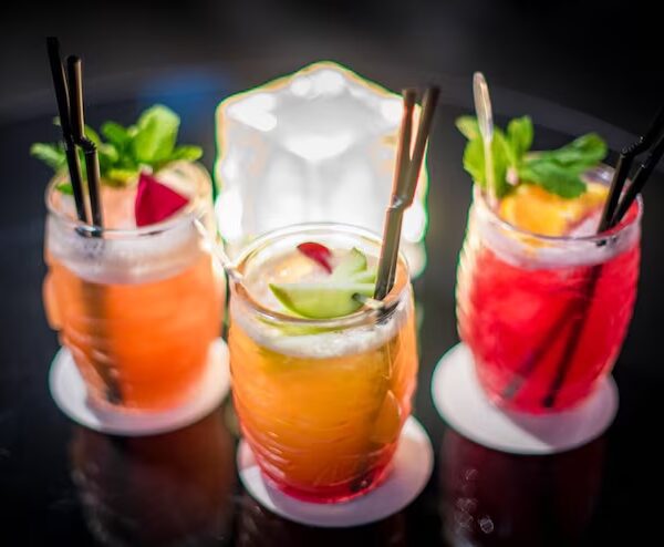 Mistura de álcool e energéticos preocupa especialistas e traz riscos à saúde cardiovascular