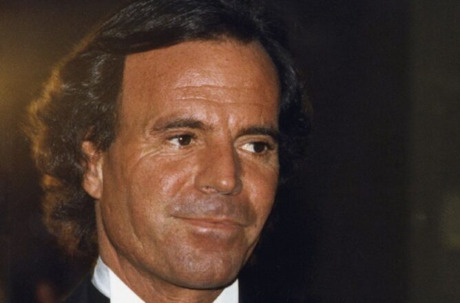 Julio Iglesias enfrenta acusações de assédio e agressão sexual por ex-funcionárias