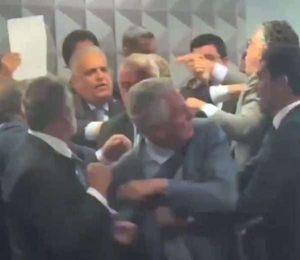 CPMI do INSS aprova quebra de sigilo bancário de filho de Lula e sessão termina em confusão