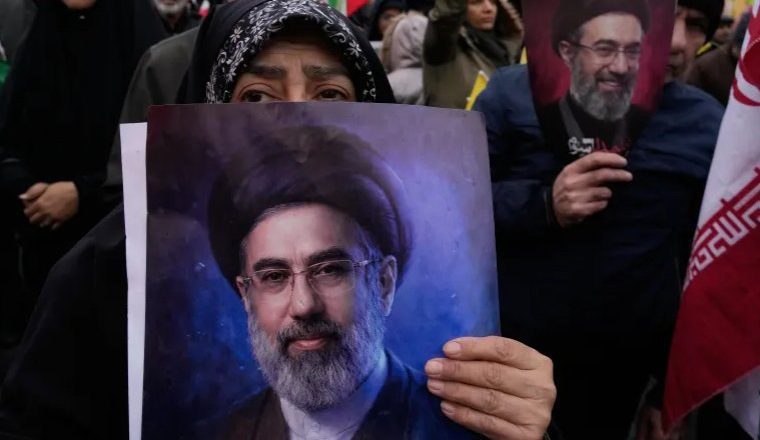 O porta-voz dos EUA, Hegseth, afirma que o novo líder supremo do Irã, Mojtaba Khamenei, ficou ferido.