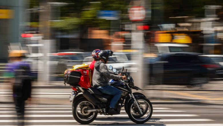 Mão na Roda: motociclistas profissionais de SP têm até 2 anos para curso e exame sem multa